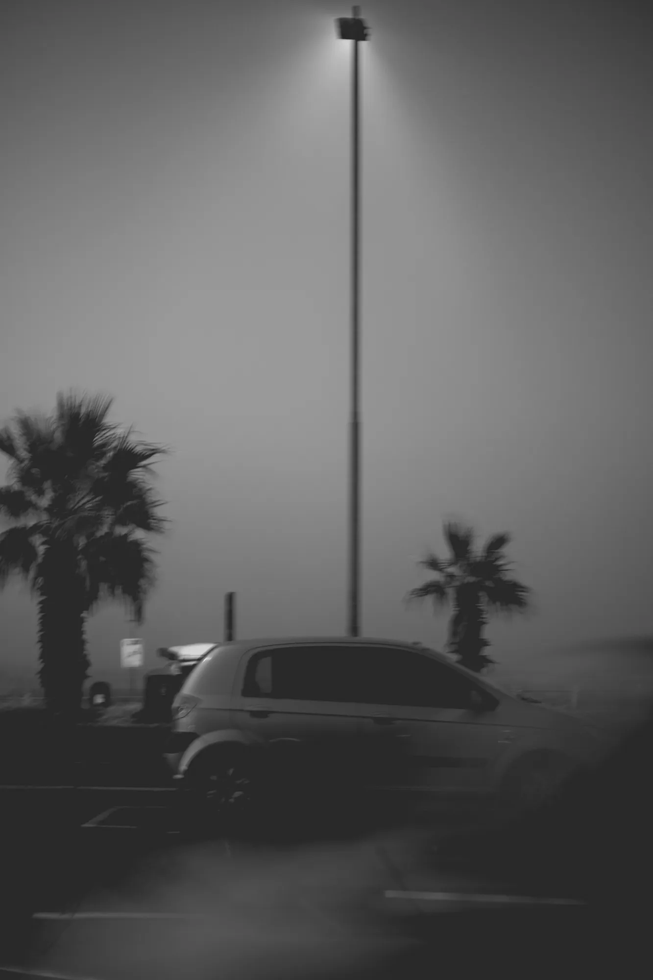 2022-02-15 - Cape Town - Car passes beneath street light on misty day